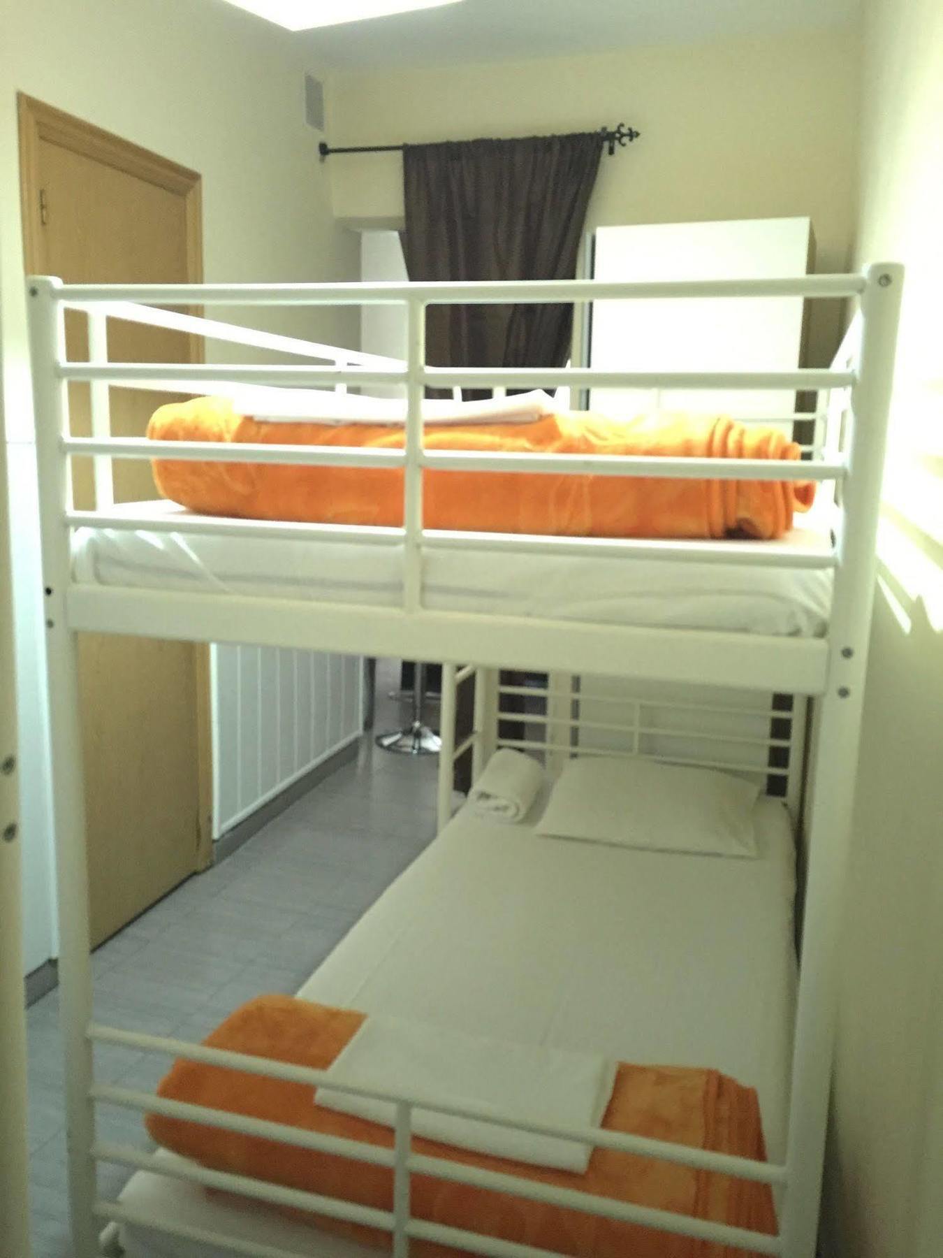 Hostal Oxum Мадрид Экстерьер фото